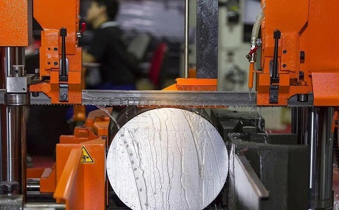 硚口立式金属带锯床切削出现跑带故障解决方法！